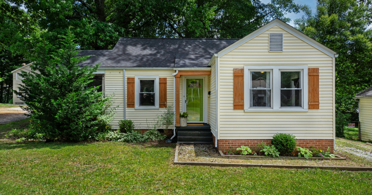 What do home stagers do