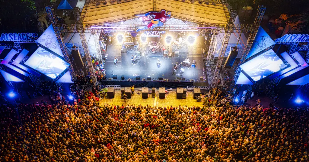 How much do event venues make a year